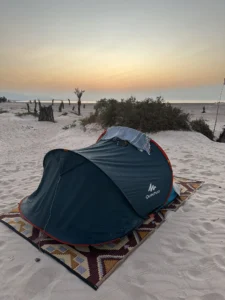 namiot rozbity na plaży Sokotry 