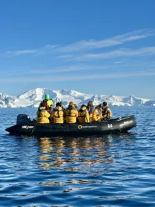 Pływanie pontonem po Antarktydzie