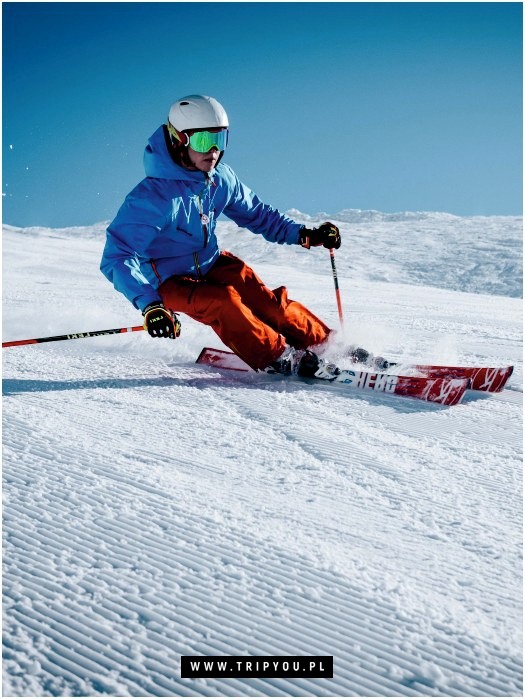 Narciarz zjeżdzający w górach w Livigno