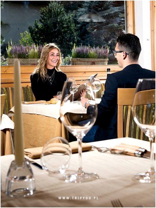 Para jedząca kolacje w restauracji