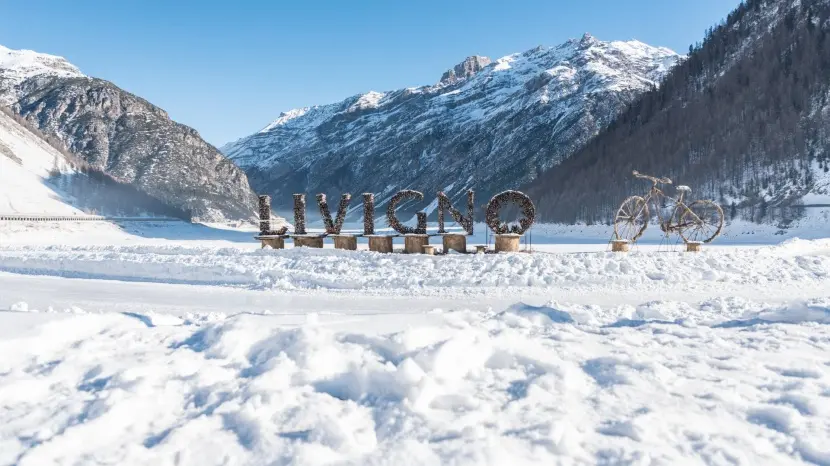 Wyjazd narciarski do Livigno w marcu 2025 - kameralna grupa! Na słonecznych i szerokich stokach (110 km tras!) mogą szusować zarówno początkujący narciarze, jak i prawdziwi mistrzowie białego szaleństwa.