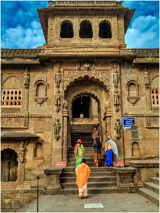 People perform morning worship at Maheshwar fort and temple on sacred river Narmada at Maheshwar, Madhya Pradesh, India.
